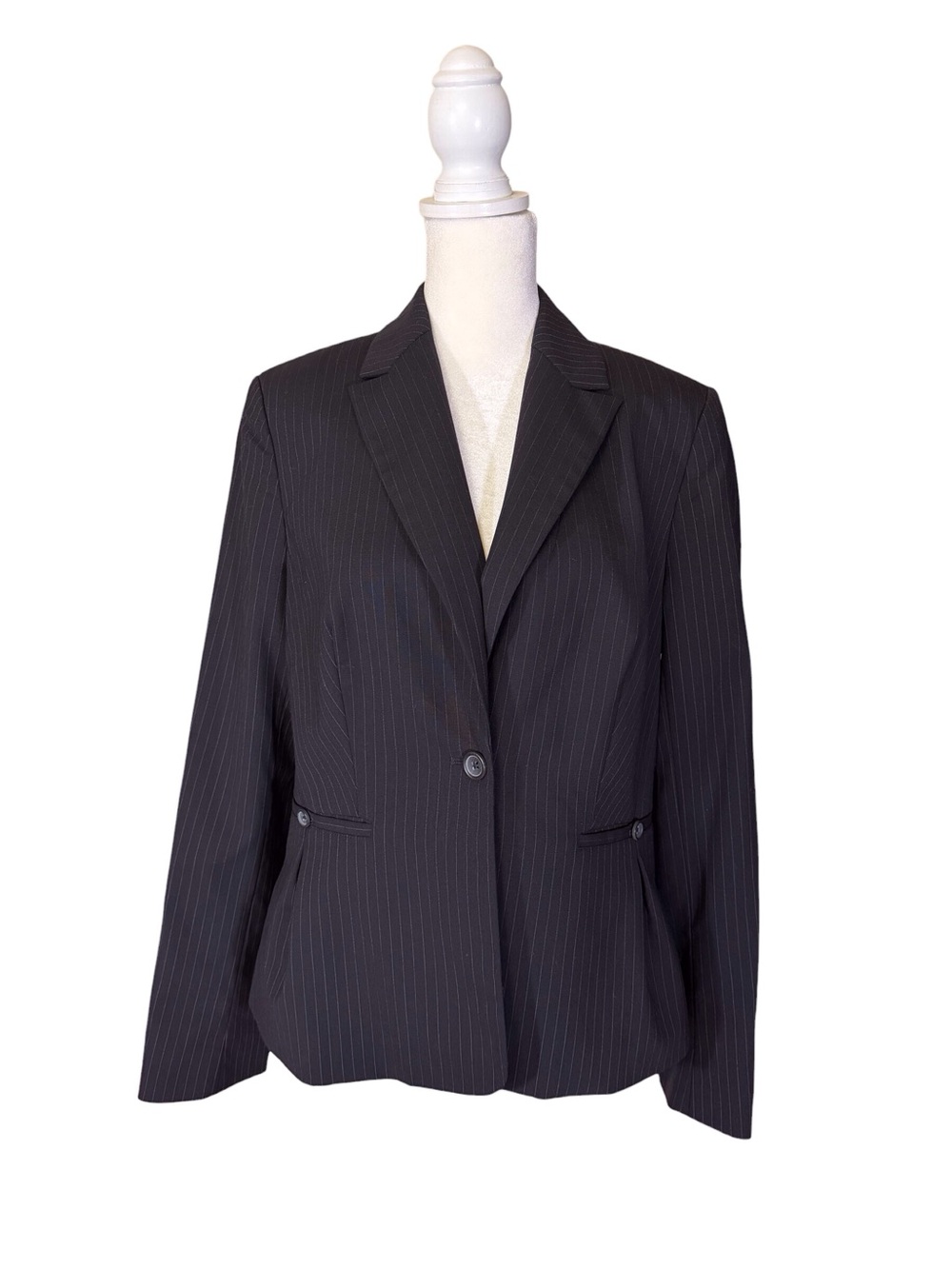 Banana Republic Wool Black Pinstripe Single-Button close Blazer women’s size 6